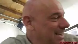 عاهره صغيره تتناك وترضع ازبار متعددة حتي القذف على وجهها