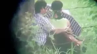 نيك علني في الحديقة: شاب هندي يتحرش ويضرب صديقته بقوة