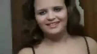 رقص عربي منفرد محمّس يتحول إلى تلاعب صريح بالأصابع