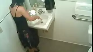 فتيش بول القهوة: كاميرا مكتبية سرية تلتقط فتاة تتبول