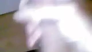 مدمن استمناء يعمل على قضيبه حتى يطلق حمولة سميكة