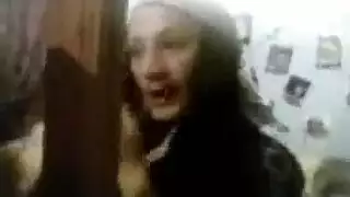 مفاجأة ليلة الزفاف: رجل متنكر يمارس الجنس مع فتاة صغيرة في غرفتها
