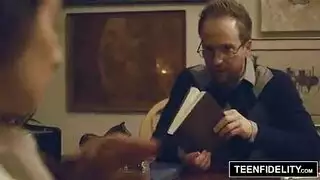 بروفيسور ينيك طالبة بقوة ويحصل على مص فموي فوضوي وعميق