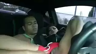 مداعبة سرية للكس في السيارة – تصويرها دون علمها