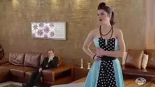 الزوج الخائن يضاجع العاهرات المراهقات أثناء غياب الزوجة