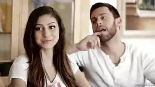أمي تنظم جنسًا ثلاثيًا مع فتاة صغيرة وصديقها ذو العضو الضخم