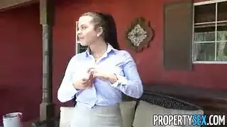 فتاة مثيرة تعرف كل حيلة جنسية في الكتاب