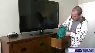 أم ناضجة ذات أثداء ضخمة تغوي مراهقًا خجولًا لركوب قضيبه بقوة