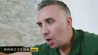 فتحة ضيقة دُمّرت بقضيب بورنو ضخم قاسي