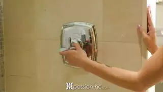 مراهقات شقراوات في عيد جنس ثلاثي صريح