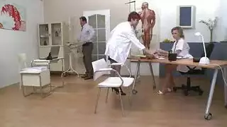 الممرضة الشرموطة تثير المريض و تجعل زبه يقوم