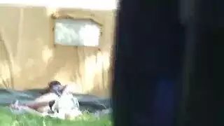 حفلة عامة، جنس خاص: حركة كلابية في الخارج