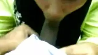 محجبة شرموطة تمص زب بعمق حتى يملأ السائل المنوي فمها