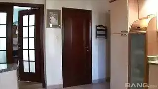 جنس عائلي محرم: النظرات المثيرة تتحول إلى فعل إباحي