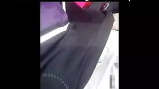 وقحة بالحجاب، تظهر ثدييها وتريد وضع كلابي عدواني