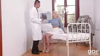 سكس دكتور نساء ينيك مربربه بيضا