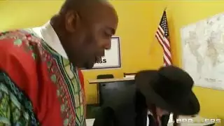 أثداء ضخمة لشقراء تتعرض للجماع الفموي والثديي