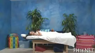 من التدليك إلى الاستمناء: كفيه الخشنان على حلمتي وبظري