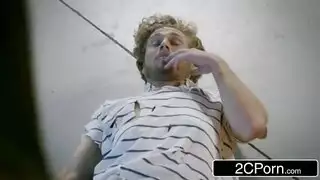 بورنو لاتيني ساخن الشاب الهائج ينيك زوجة أخيه بعد ما يعرف أنها شغالة عاهرة