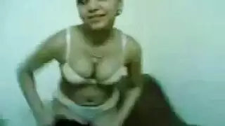 دخول خلفي عنيف: تئن بينما يسحب شعرها