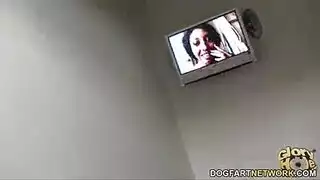 برونيتية بمؤخرة كبيرة تمتلئ من الخلف بزب قاس