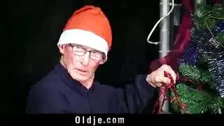 جنس جماعي إباحي في الميلاد: عدة رجال يخترقون فتاة جميلة