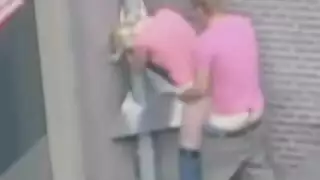 جنس في الشارع العام: تجسس على ثنائي ساخن يمارسان الجنس بقوة