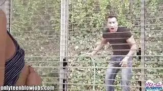 فتاة شابة دمرها أداة الرجل الأكبر سنا في الحديقة