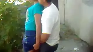 نيك سريع علني: مراهق يضرب طيزها في الحديقة