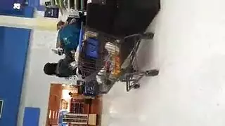 فتاة بريطانية ساخنة تأخذ قضيبًا كبيرًا في شريط جنسي صريح