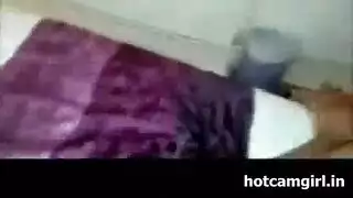 موعد إباحي في المقهى: رئيس يضرب كس موظفته الضيق