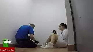 فانتازيا طبية: ممرضة تفتح ساقيها لعامل الصيانة لجنس فموي وقوي