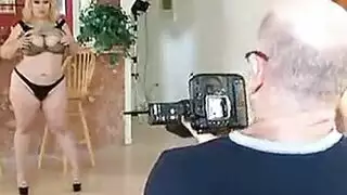 شقراء ممتلئة ذات أثداء وطيز ضخمة