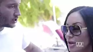 لقاء حميمي بجانب المسبح مع أثداء كبيرة وفحل مفتول العضلات