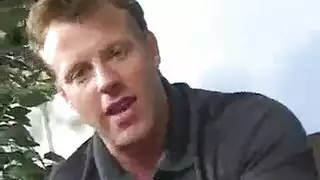 الرجل الخجول يتحول إلى قاسي، يغطي أثداء الناضجة الكبيرة بالمني