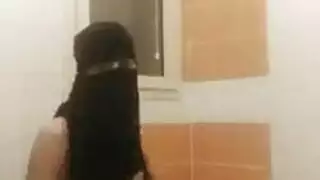 نساء عربيات محجبات متحررات في مشهد جنس جماعي صريح