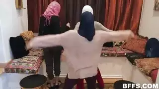 فتاة عربية محجبة تأخذ بي بي سي أمريكي في شريط جنسي صريح