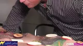 أصابع قدميها في حلقه خلال جنس شرجي ومهوي شديد