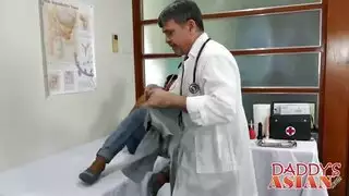 خلع ملابس شهواني: عشيقها يحس بكل منحنى بينما تتعرى تمامًا