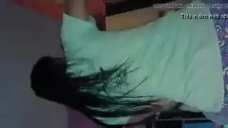 وجه مراهق بريء، وفرج متوحش يُمارس الجنس